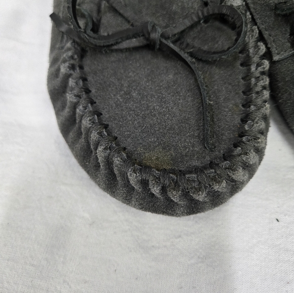 Minnetonka Charcoal Faux Fur Lined Moccasins size 7 - Picture 6 of 9